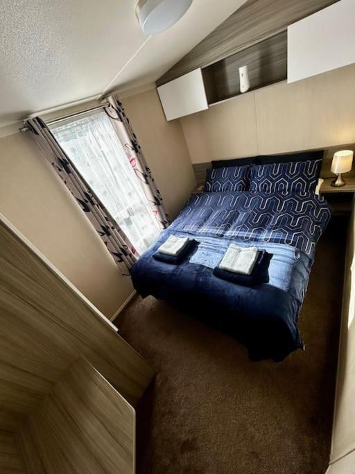 Charming Chamber With Spacious Relaxing Area *